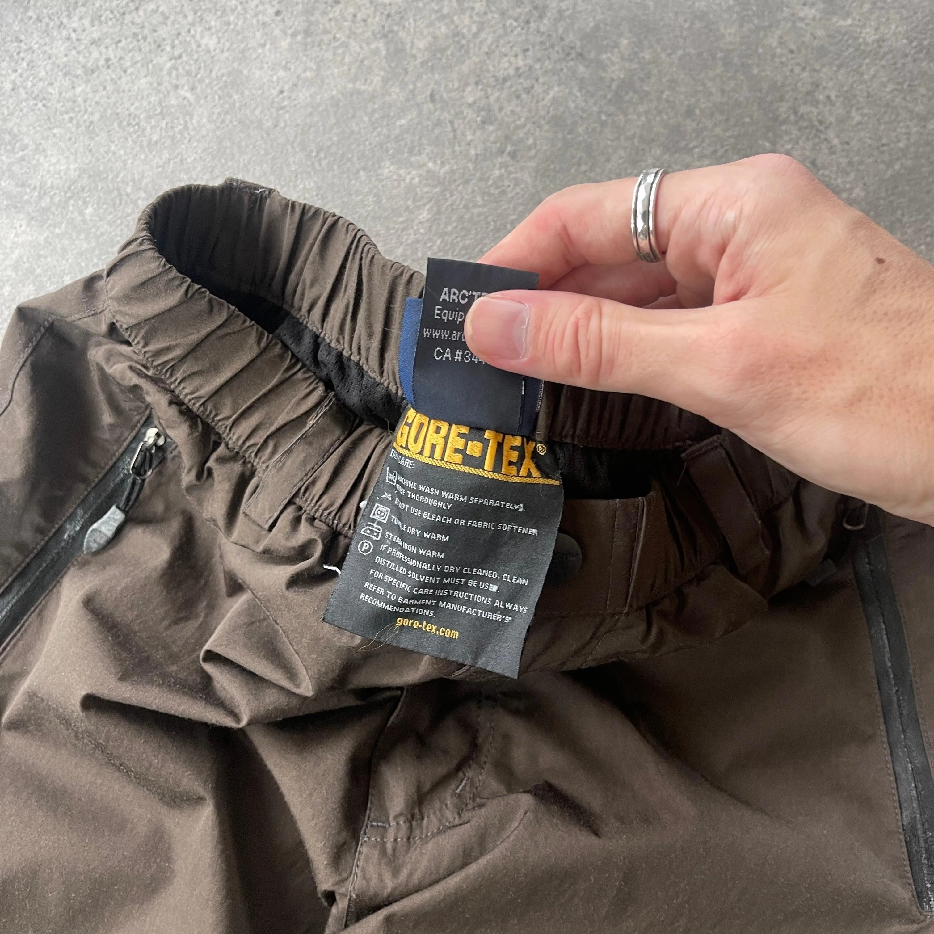 Arc’teryx RARE 2000s goretex technical trousers (S)