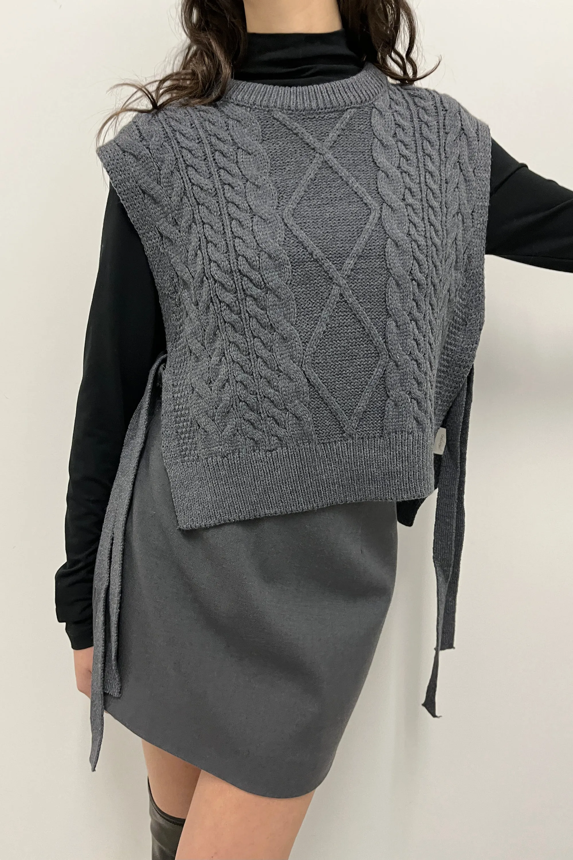 CABLE KNIT SWEATER VEST