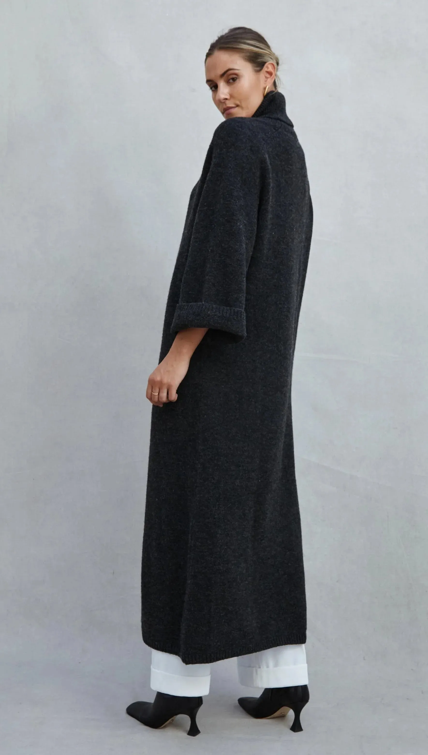 CHARLI VIVIENNE SWEATER DRESS IN BLACK