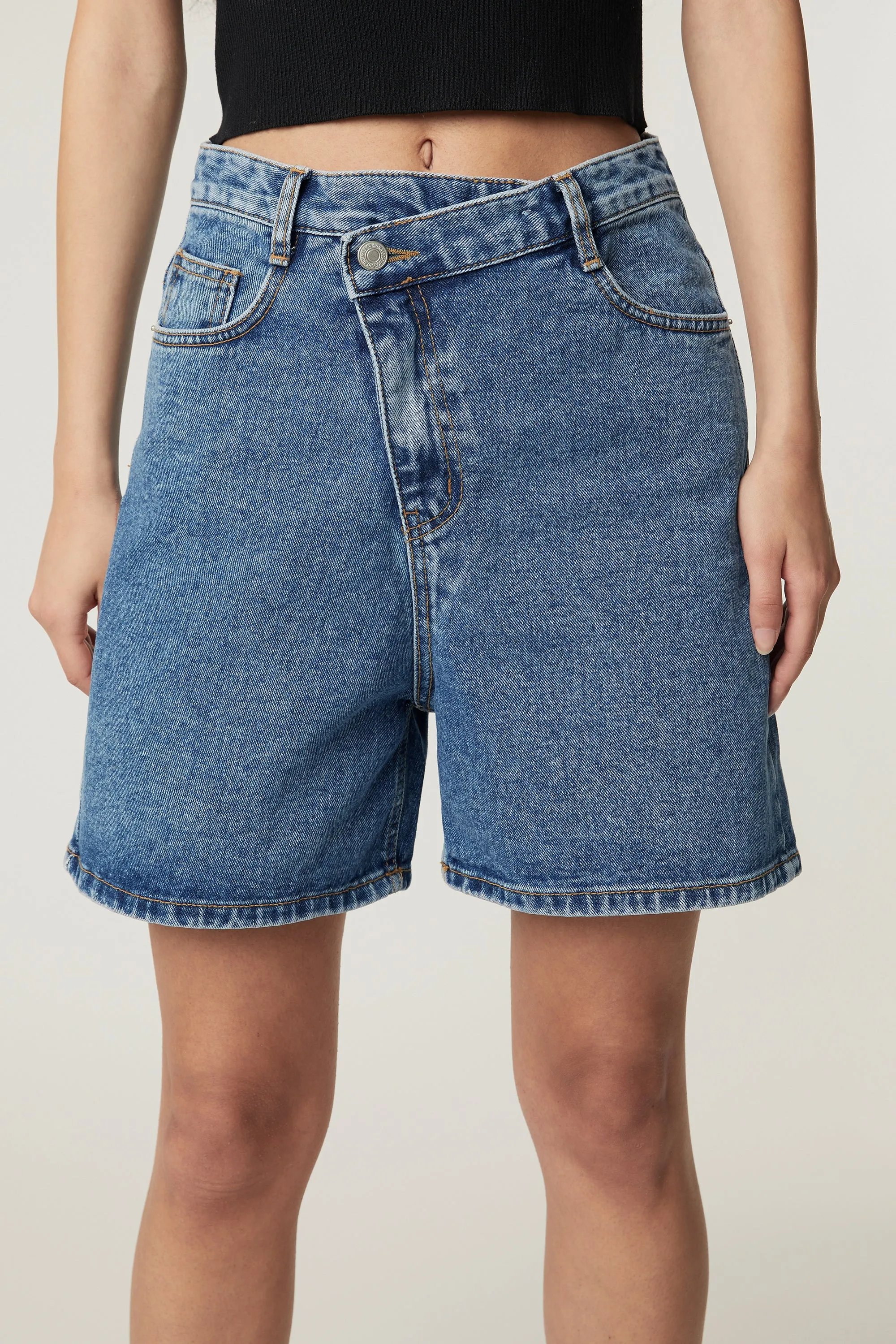 CROSSOVER DENIM SHORT